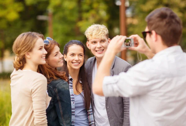 Tonåringar tar foto utanför — Stockfoto