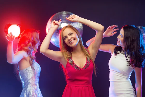 Drie lachende vrouwen die dansen in de club — Stockfoto