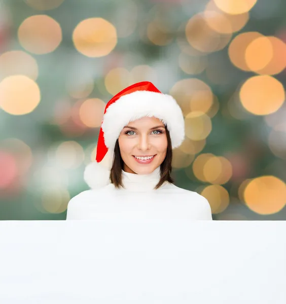 Frau mit Weihnachtsmann-Helfermütze mit weißem Brett — Stockfoto