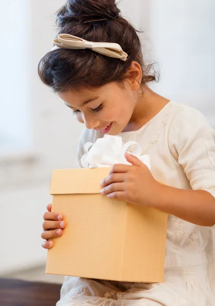 Gelukkig kind meisje met doos van de gift — Stockfoto