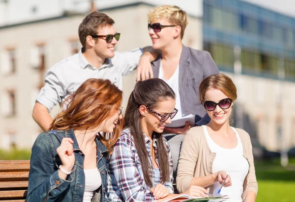 Grupa studentów i młodzieży wychodzić — Zdjęcie stockowe