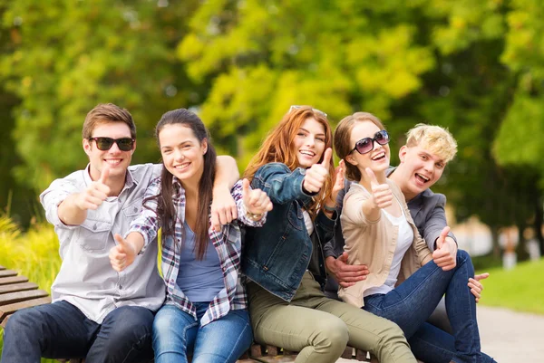 Grupo de estudantes ou adolescentes mostrando polegares para cima — Fotografia de Stock