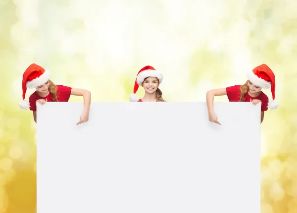 Дети в шляпах-помощниках Санта-Клауса с чистой доской — стоковое фото