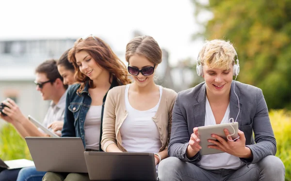 Studenti o adolescenti con computer portatili — Foto Stock