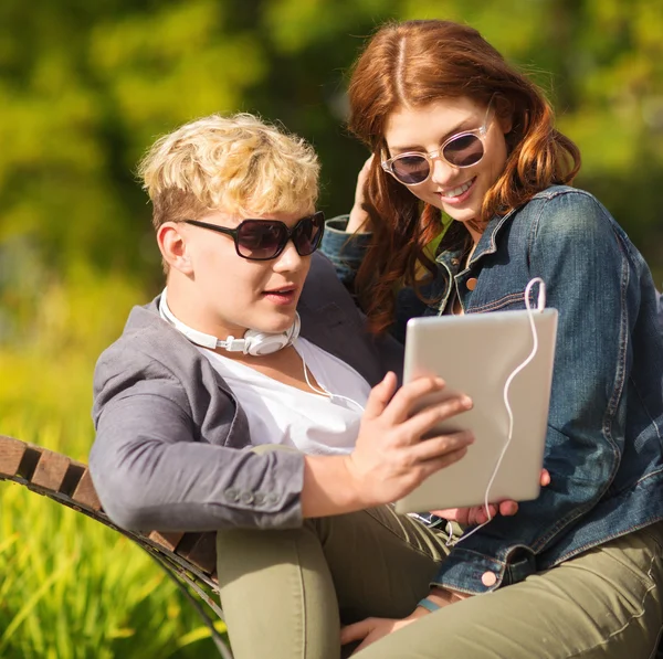 Estudantes ou adolescentes com computador tablet pc — Fotografia de Stock
