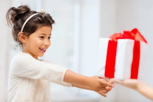 Gelukkig kind meisje met doos van de gift — Stockfoto