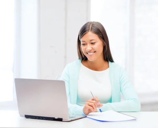 Mulher de negócios asiática com laptop e documentos — Fotografia de Stock