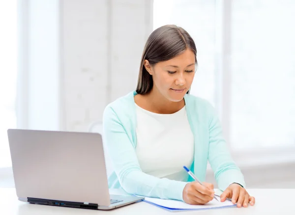 Aziatische zakenvrouw met laptop en documenten — Stockfoto