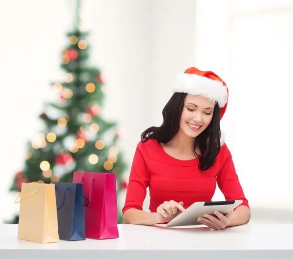 Frau mit Einkaufstaschen und Tablet-PC — Stockfoto