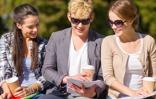 Groep studenten of tieners opknoping — Stockfoto