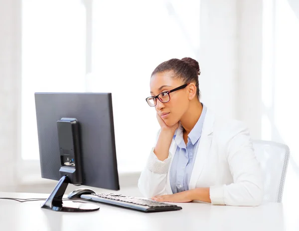 Empresária africana com computador no escritório — Fotografia de Stock