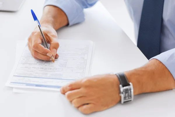 Mann unterschreibt Vertrag — Stockfoto