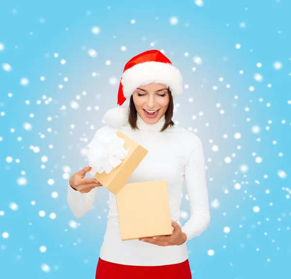 Mujer sorprendida en sombrero de ayudante de santa con caja de regalo — Foto de Stock