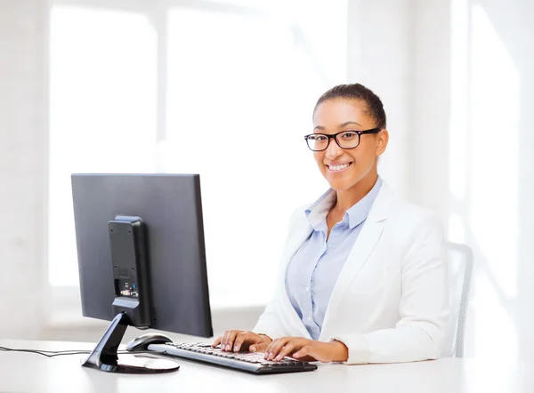 Femme d'affaires africaine avec ordinateur au bureau — Photo