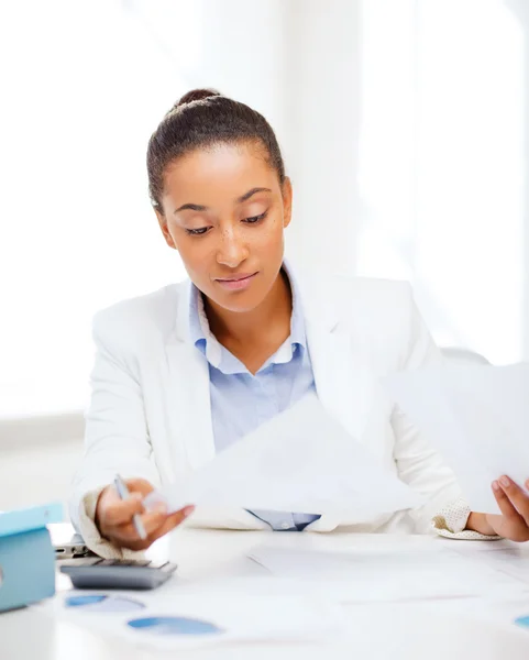 Affärskvinna som arbetar med miniräknare i office — Stockfoto