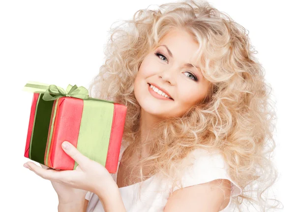 Mulher feliz com caixa de presente — Fotografia de Stock