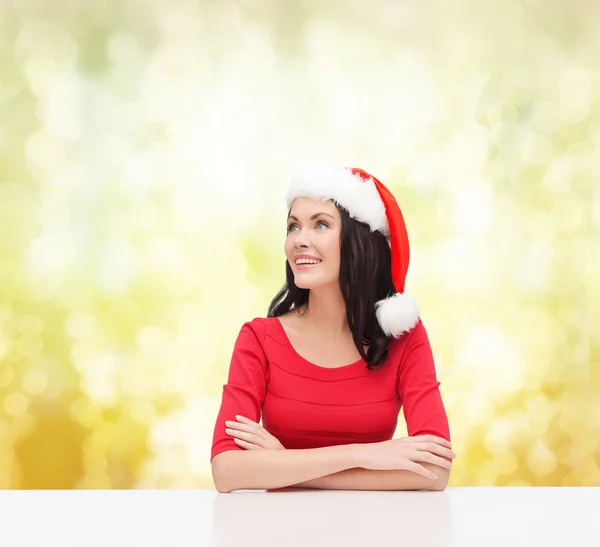 Překvapen žena v santa hat pomocníka vyhledávání — Stock fotografie
