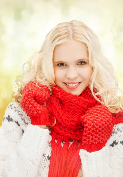 Tienermeisje in rode wanten en sjaal — Stockfoto