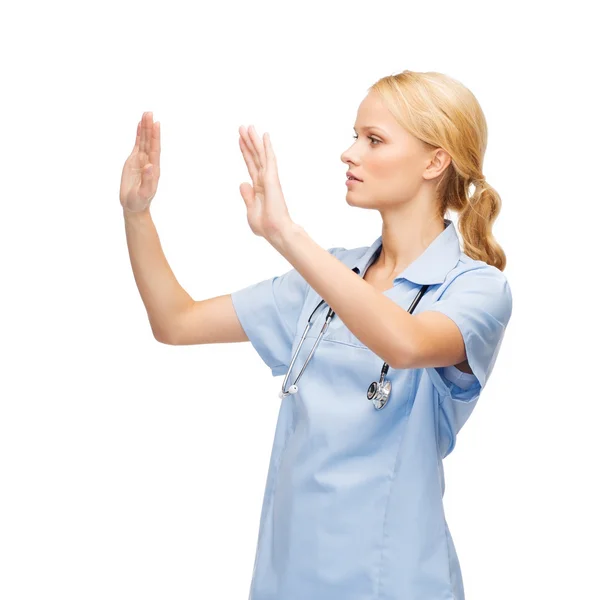 Arzt oder Krankenschwester arbeiten mit virtuellem Bildschirm — Stockfoto