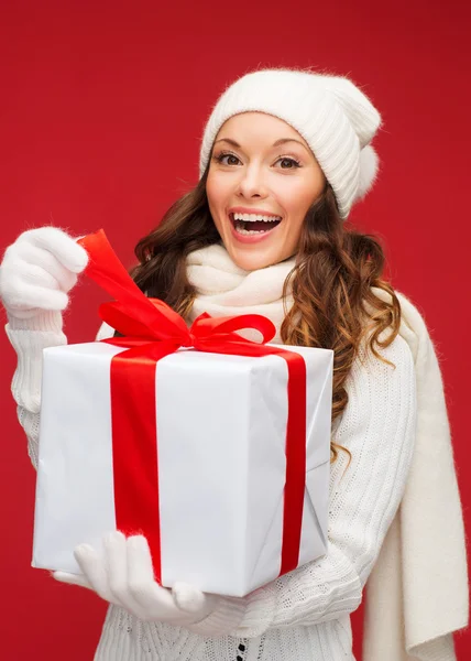 Mujer sonriente en ropa blanca con caja de regalo —  Fotos de Stock