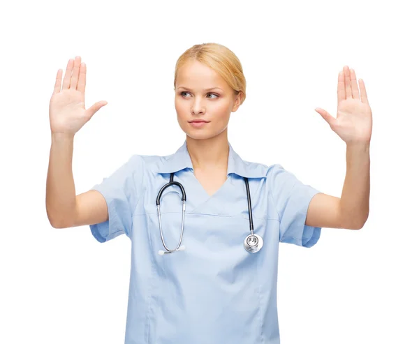Lékař nebo sestra pracující s virtuální obrazovky — Stock fotografie