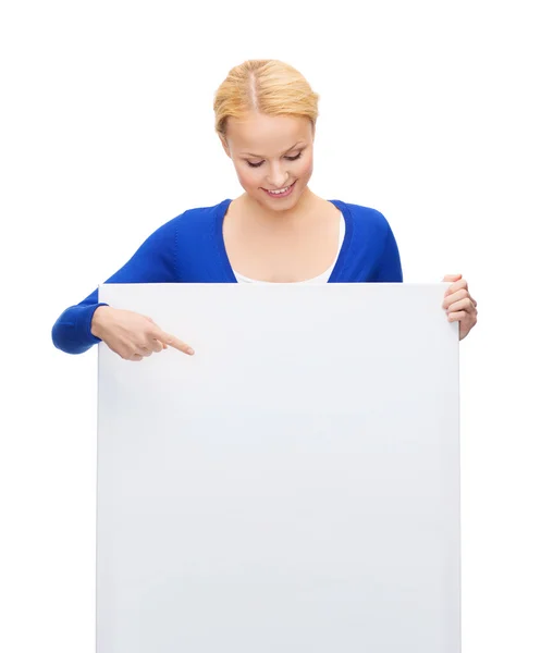 Žena v neformálním oblečení s prázdnou bílou tabuli — Stock fotografie