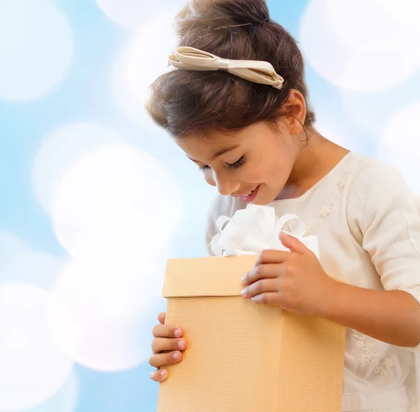 Hediye kutusu ile kız mutlu çocuk — Stok fotoğraf