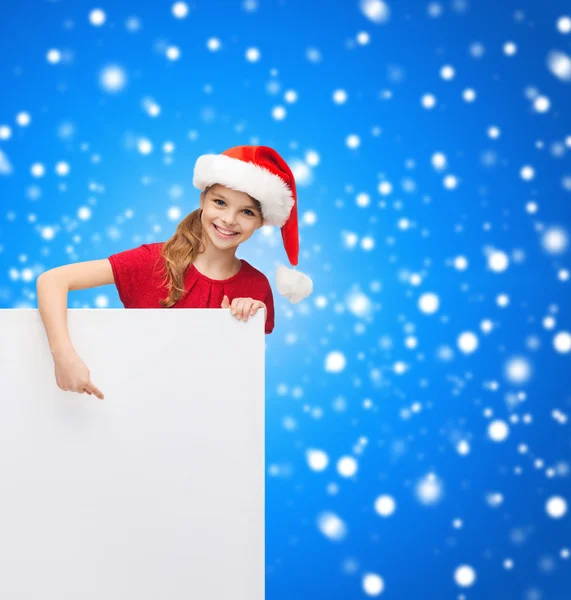 Kind in helper kerstmuts met een leeg wit bord — Stockfoto