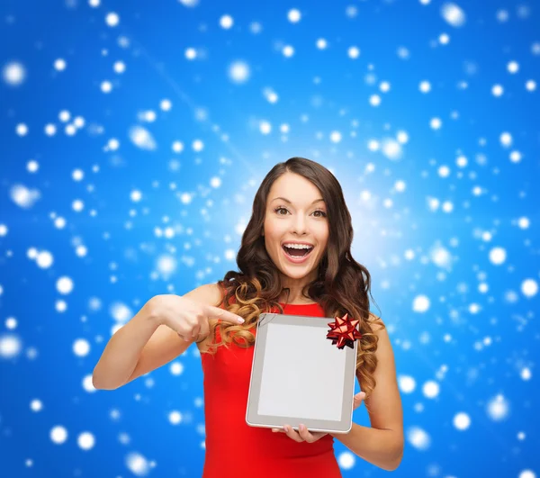 Mulher sorridente em vestido vermelho com tablet pc — Fotografia de Stock