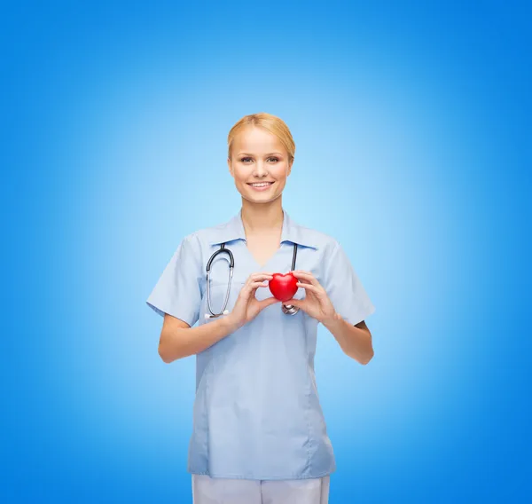 Médica ou enfermeira sorridente com coração — Fotografia de Stock