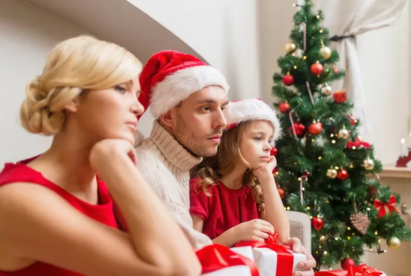 Depressive Familie zu Hause mit vielen Geschenkboxen — Stockfoto