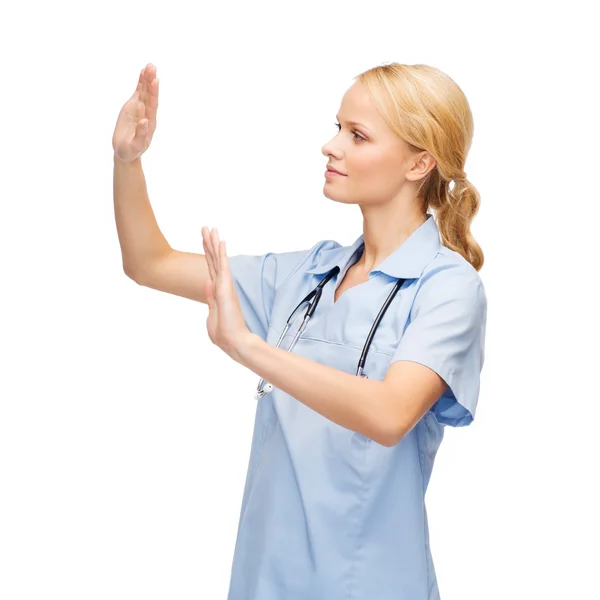 Arzt oder Krankenschwester arbeiten mit virtuellem Bildschirm — Stockfoto