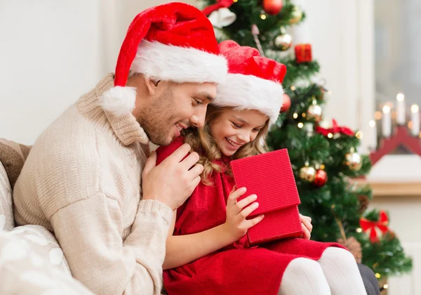 Sorridente padre e figlia apertura confezione regalo — Foto Stock