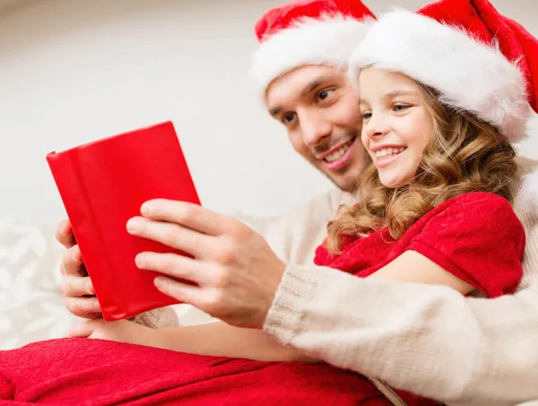 Lächelnder Vater und Tochter lesen Buch — Stockfoto