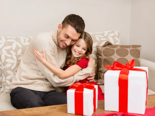 Glimlachend vader en dochter knuffelen — Stockfoto