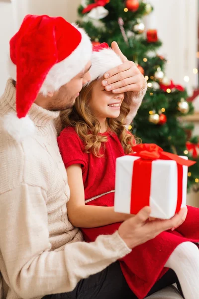 Sonriente padre sorprende hija con caja de regalo —  Fotos de Stock