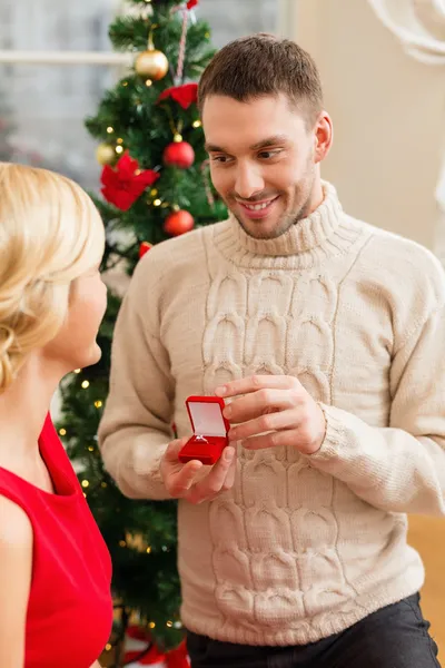 Uomo romantico che si propone ad una donna — Foto Stock