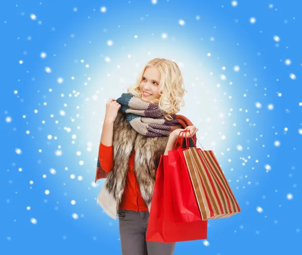 Teenager-Mädchen in Winterkleidung mit Einkaufstüten lizenzfreie Stockfotos