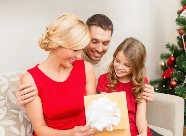 Caja de regalo de apertura familiar feliz — Foto de Stock