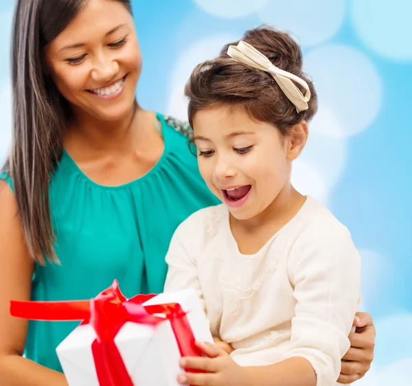 Lycklig mor och barn flicka med presentask — Stockfoto