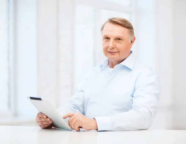 Oude man met tablet pc thuis — Stockfoto