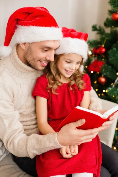 Usmíval se, otec a dcera čtení knih — Stock fotografie
