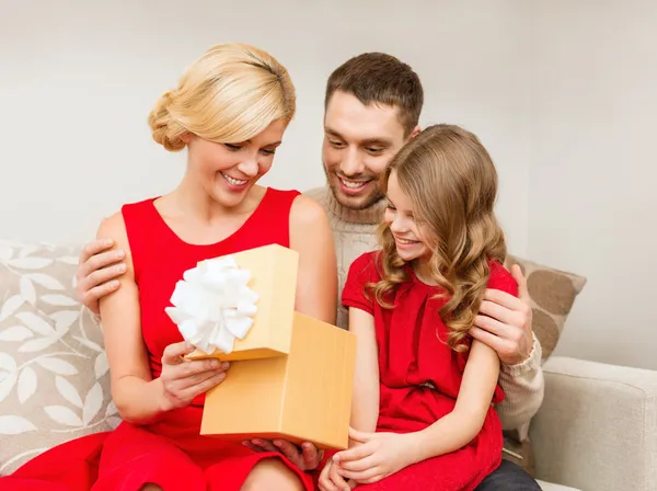 Glückliche Familie öffnet Geschenkbox — Stockfoto