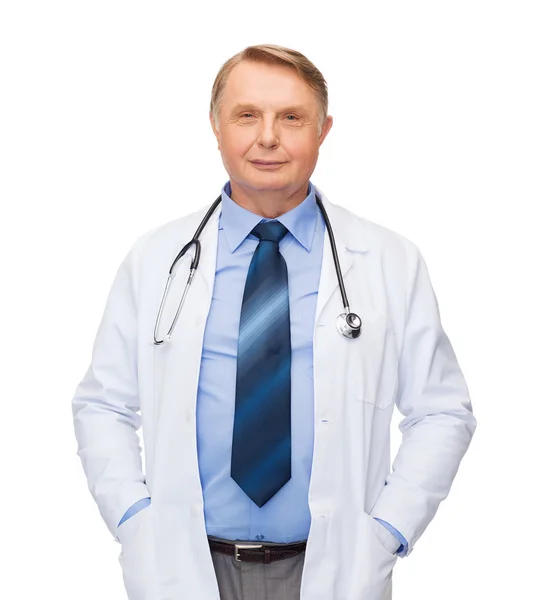 Улыбающийся доктор или профессор со стетоскопом — стоковое фото