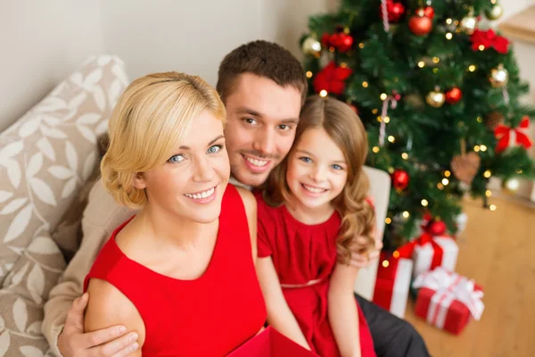 Família feliz em casa — Fotografia de Stock