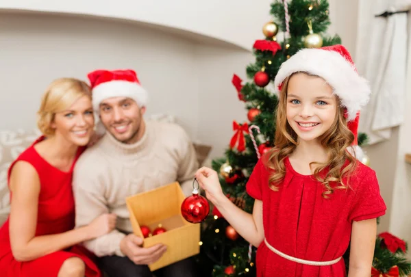 Sonriente árbol de navidad de decoración familiar — Foto de Stock