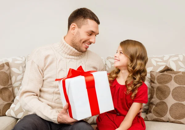 Lächelnder Vater und Tochter schauen einander an — Stockfoto