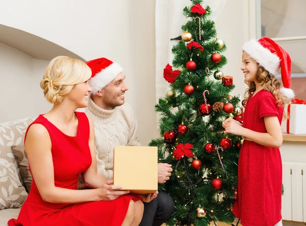 Famille souriante décorant arbre de Noël — Photo