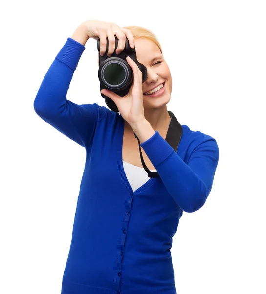 Mulher sorridente tirando foto com câmera digital — Fotografia de Stock