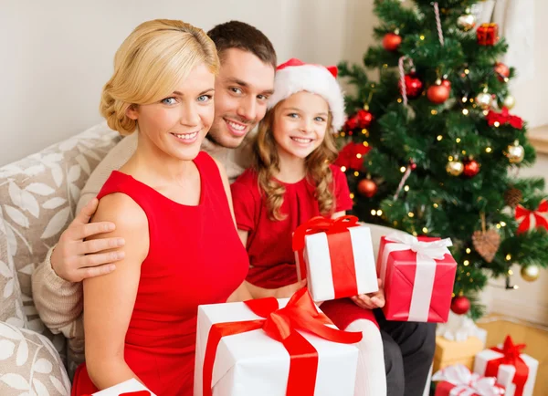 Sorrindo família segurando muitas caixas de presente — Fotografia de Stock